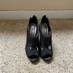 Gorgeous black lace and rhinestone De Blossom Collection high heels 👠